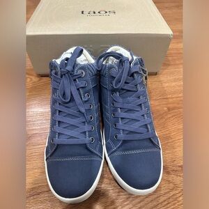 NWT - Taos Sneakers Size 8.5